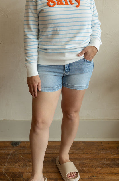 LEANDRA CURVY/REG LOW RISE LIGHT WASH SHORTS WITH SLIT