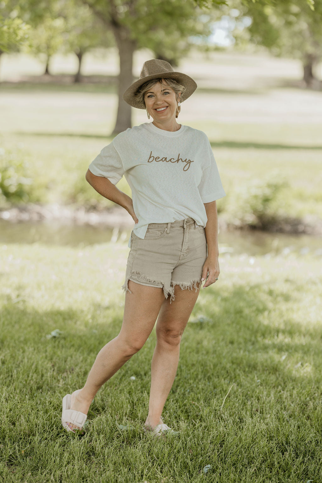 BEACHY CREW NECK GRAPHIC TEE