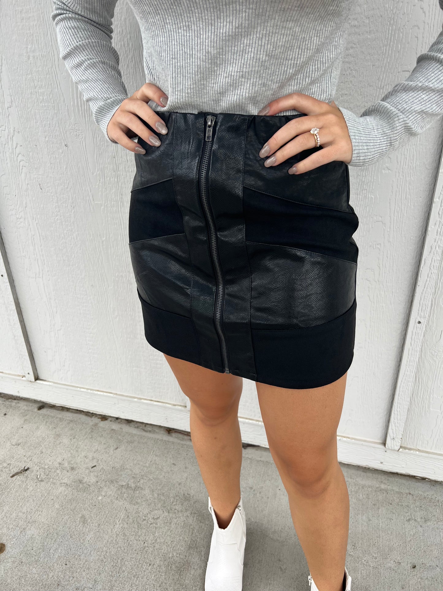 FAUX LEATHER AND SUEDE CONTRASTING SKIRT WITH FRONT ZIPPER