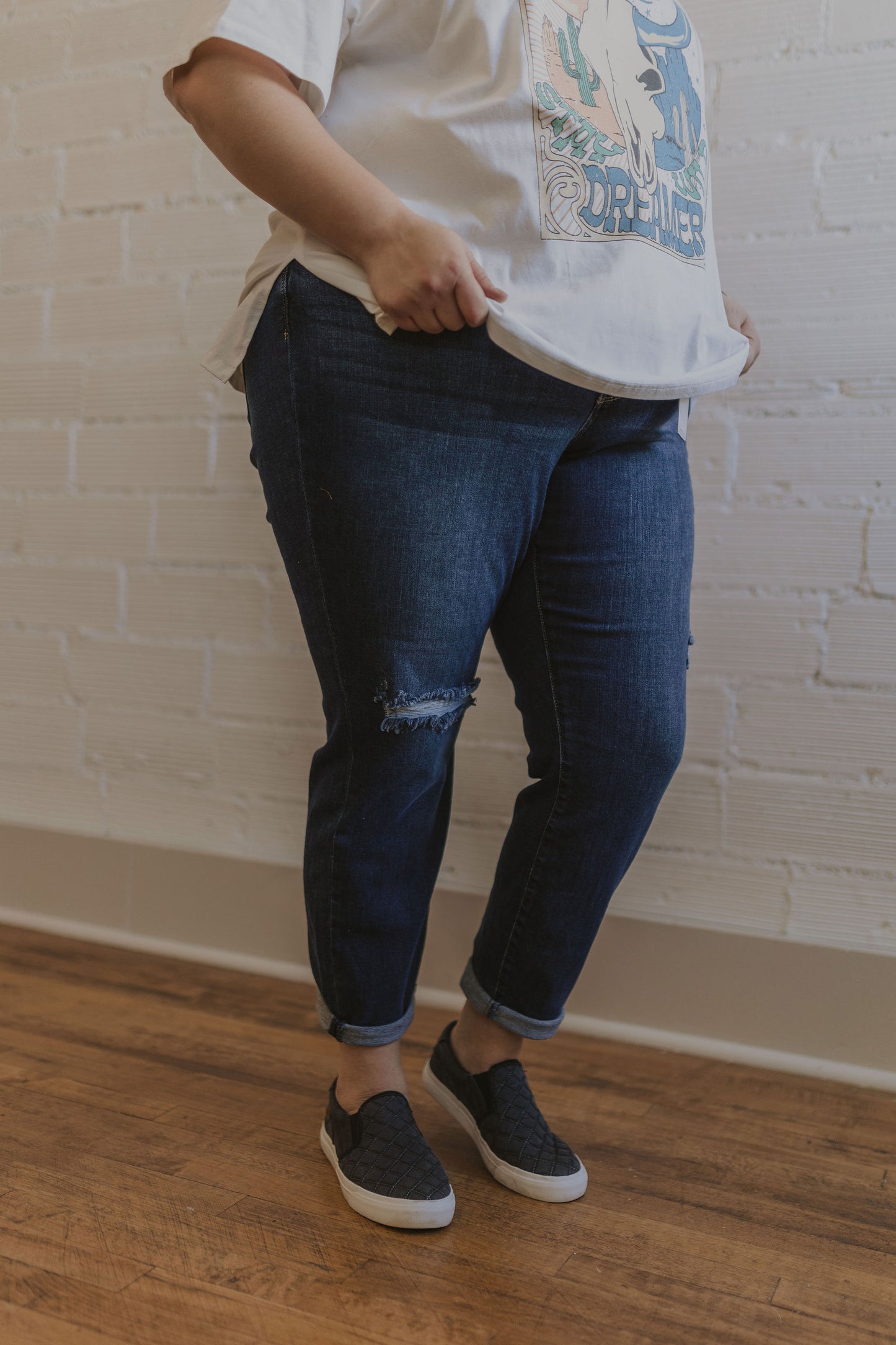 DEENA CURVY DISTRESSED JEANS