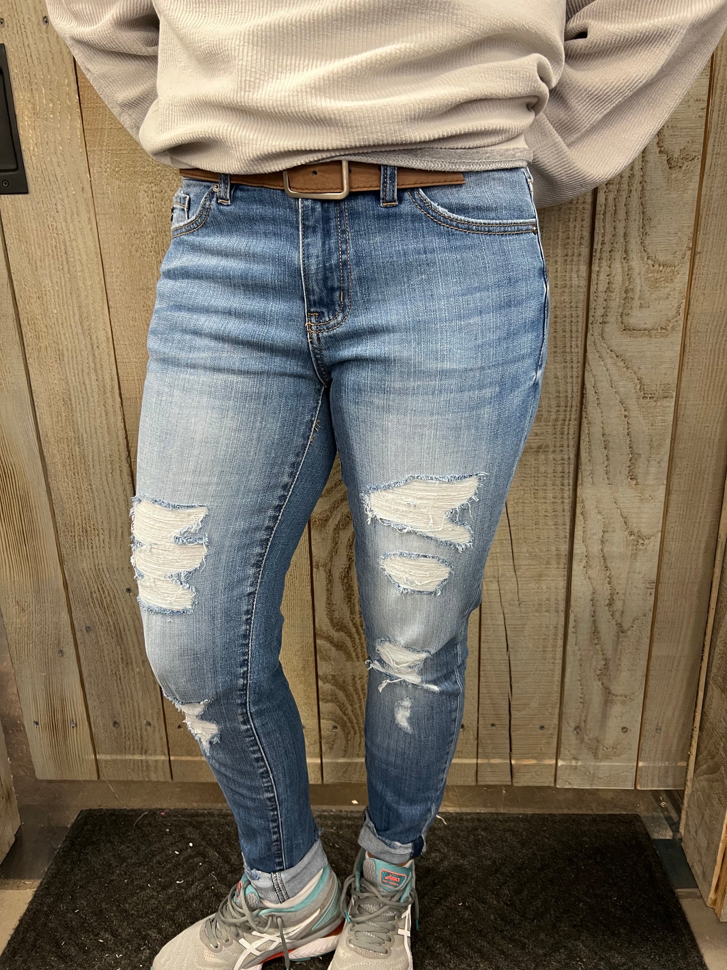 KIKI MID RISE DISTRESSED SKINNY JEAN